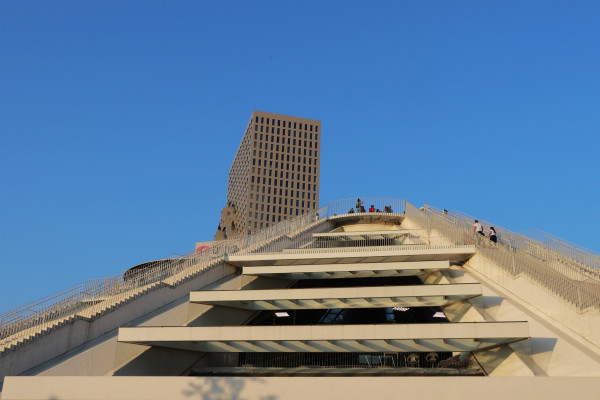 Pyramide Hoxha	Daniel